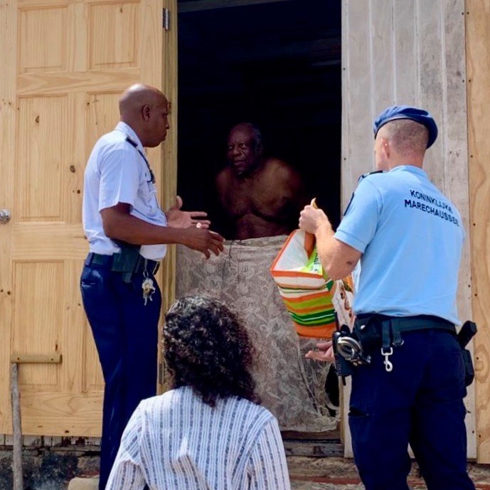 Caribisch gebied > Uitdelen voedselpakketten